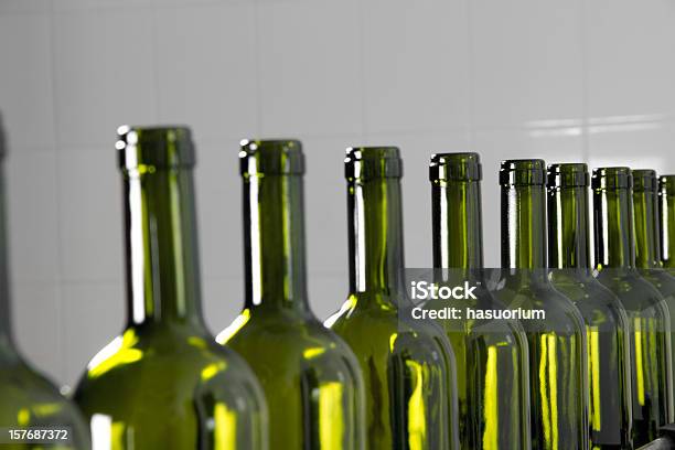 Foto de Garrafas De Vinho e mais fotos de stock de Fábrica - Fábrica, Vinho Tinto, Automatizado