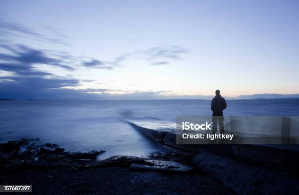 Mann Starren Sie Den Fantastischen Ausblick Stockfoto und mehr Bilder von Meer - Meer, Männer, Aussicht genießen