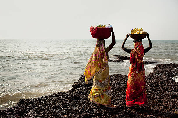 señoras en la playa de mercado - panjim fotografías e imágenes de stock