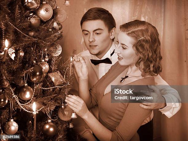 커플입니다 Ignites 촉광 On 크리스마스 트리 2명에 대한 스톡 사진 및 기타 이미지 - 2명, 고풍스런, 공휴일