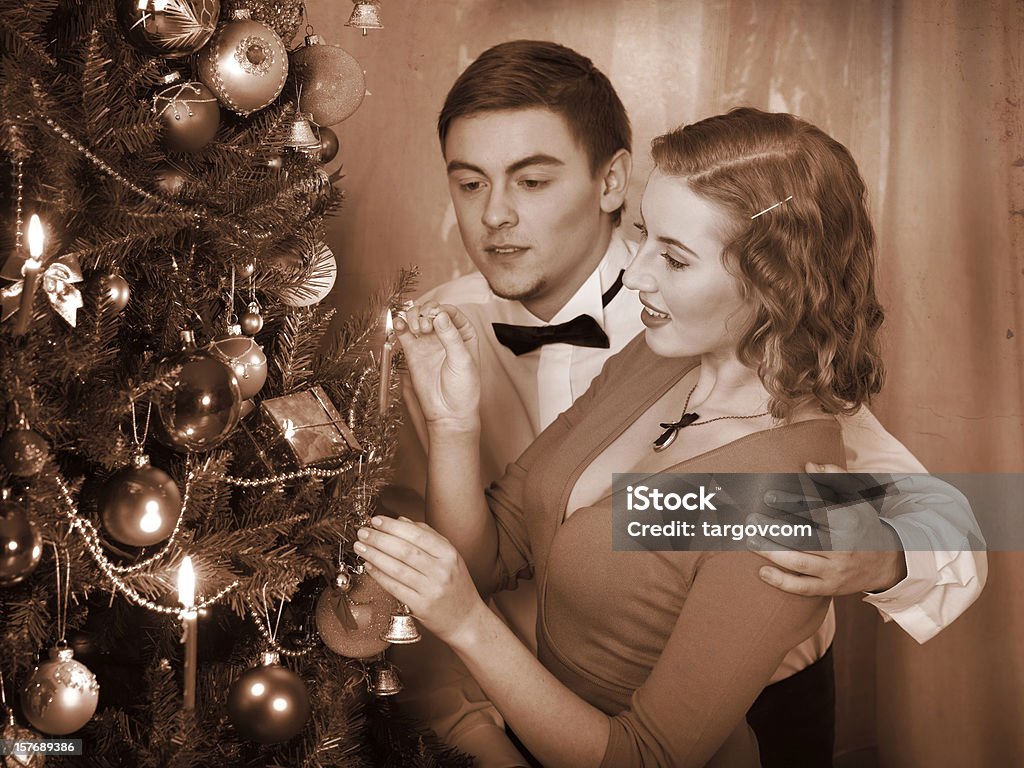 Casal s'inflamar velas na árvore de Natal. - Royalty-free Acender Foto de stock