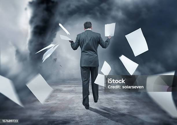 Tempesta Di Business - Fotografie stock e altre immagini di Carta - Carta, Sentiero, Volare