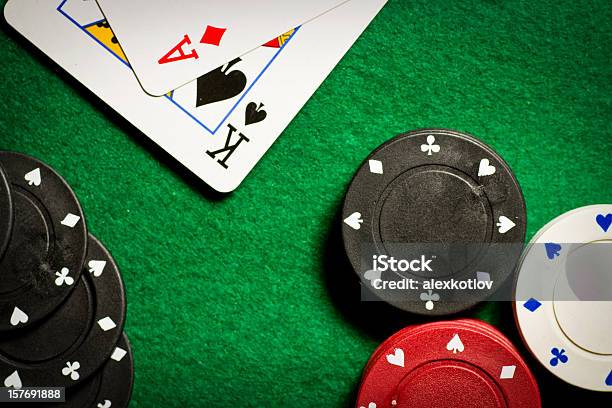 ポーカーのテーブルで賭け事チップと 2 つのカード上からの眺め - ブラックジャック・ゲームのストックフォトや画像を多数ご用意 - ブラックジャック・ゲーム, ポーカー, 賭け事 チップ