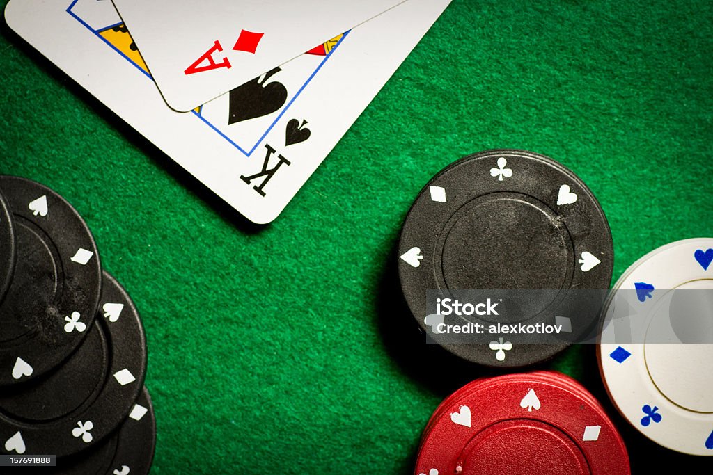 Mesa de Poker, jogos de azar chips e dois cartões de cima - Foto de stock de Blackjack royalty-free