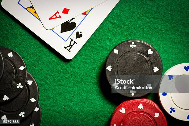 Foto de Mesa De Poker Jogos De Azar Chips E Dois Cartões De Cima e mais fotos de stock de Blackjack