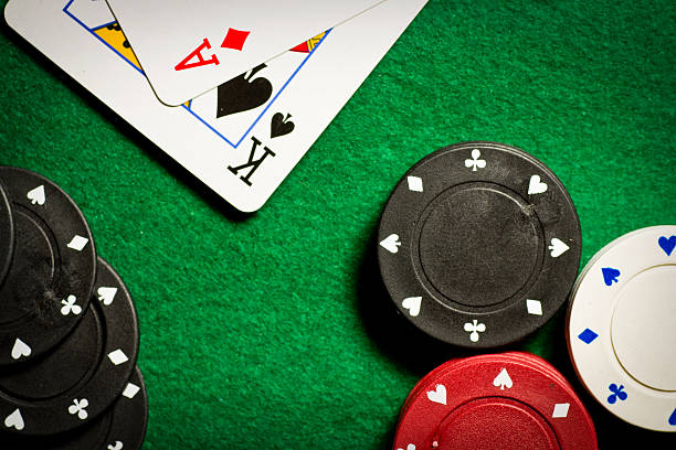 poker table with gambling chips and two cards from above - karo ası stok fotoğraflar ve resimler