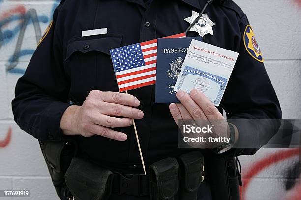 A Imigração - Fotografias de stock e mais imagens de Adulto - Adulto, As Américas, Bandeira