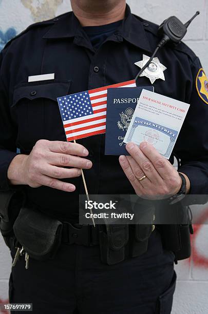 Photo libre de droit de Limmigration Vertical banque d'images et plus d'images libres de droit de Émigration et immigration - Émigration et immigration, Police, Carte de Sécurité Sociale