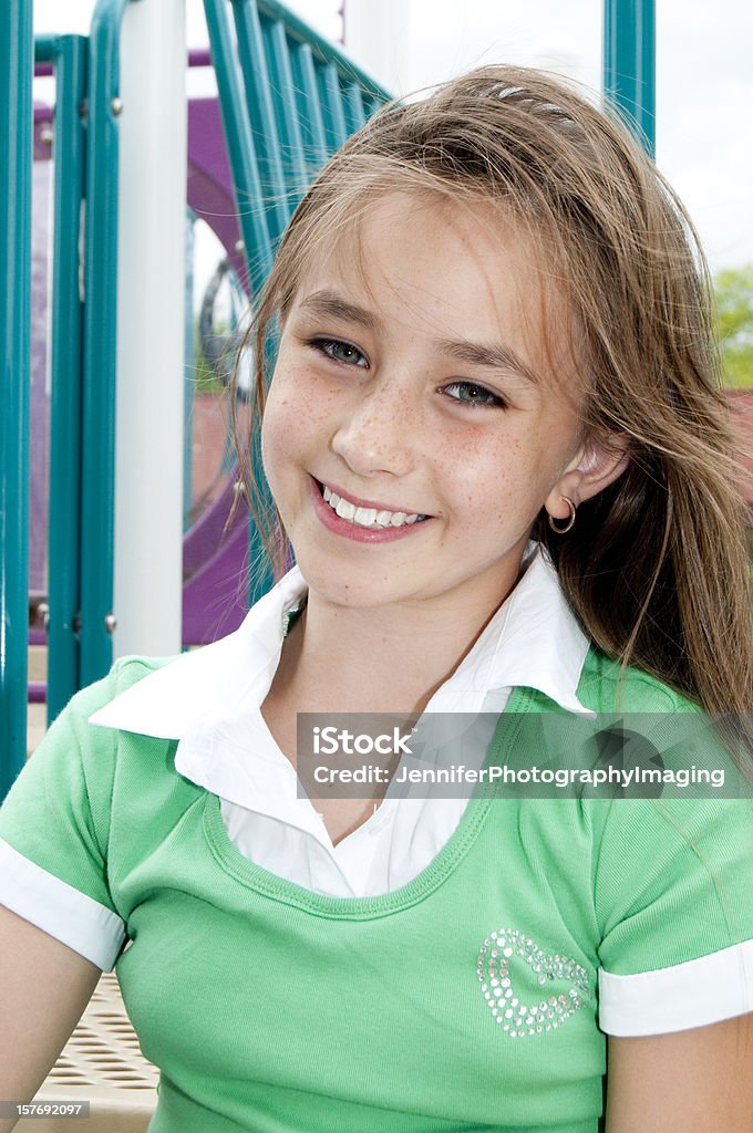 Scuola ragazza al parco giochi - Foto stock royalty-free di 10-11 anni
