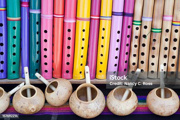 Gourds Vani In Legno E Con Colori Vivaci Mercato Messico - Fotografie stock e altre immagini di Flauto