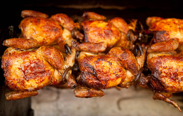 hühnchen gebratenem auf rotisserie, speisen, gegrillt, kochen, geflügel - roast chicken chicken roasted spit roasted stock-fotos und bilder