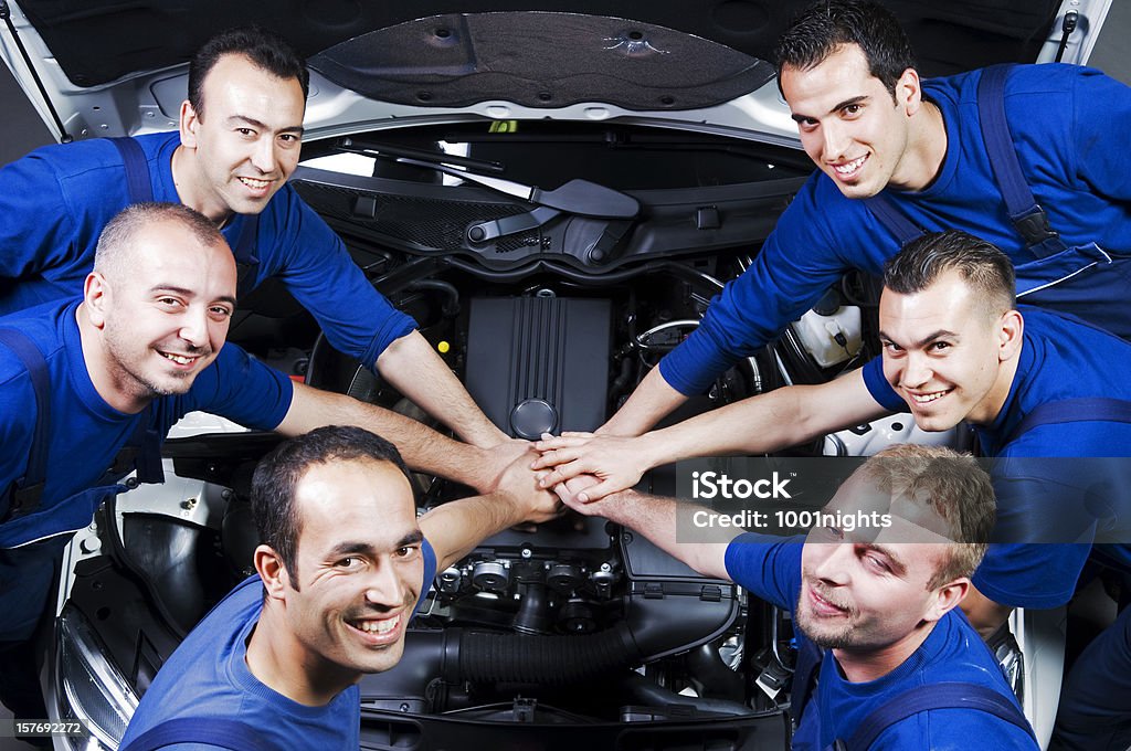 Meccanico auto team-Pollice in su - Foto stock royalty-free di Automobile