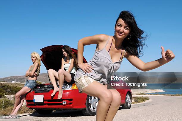 Tre Donne Fare Lautostop In Piedi Accanto A Noleggio Con Cappuccio Sollevato - Fotografie stock e altre immagini di Donne