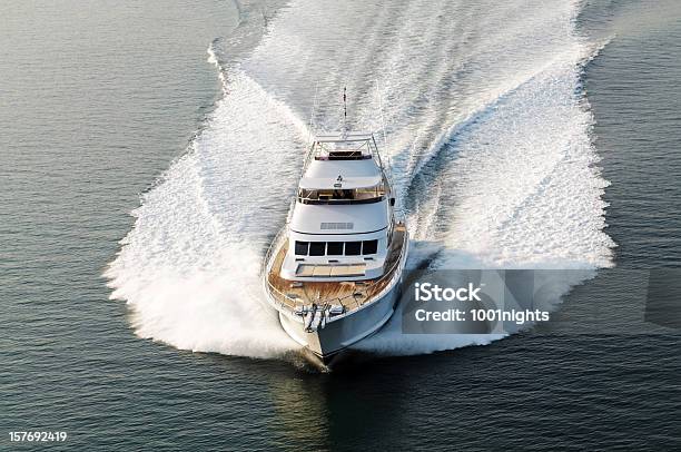 Motorboot Stockfoto und mehr Bilder von Motorjacht - Motorjacht, Segeljacht, Naturgewalt