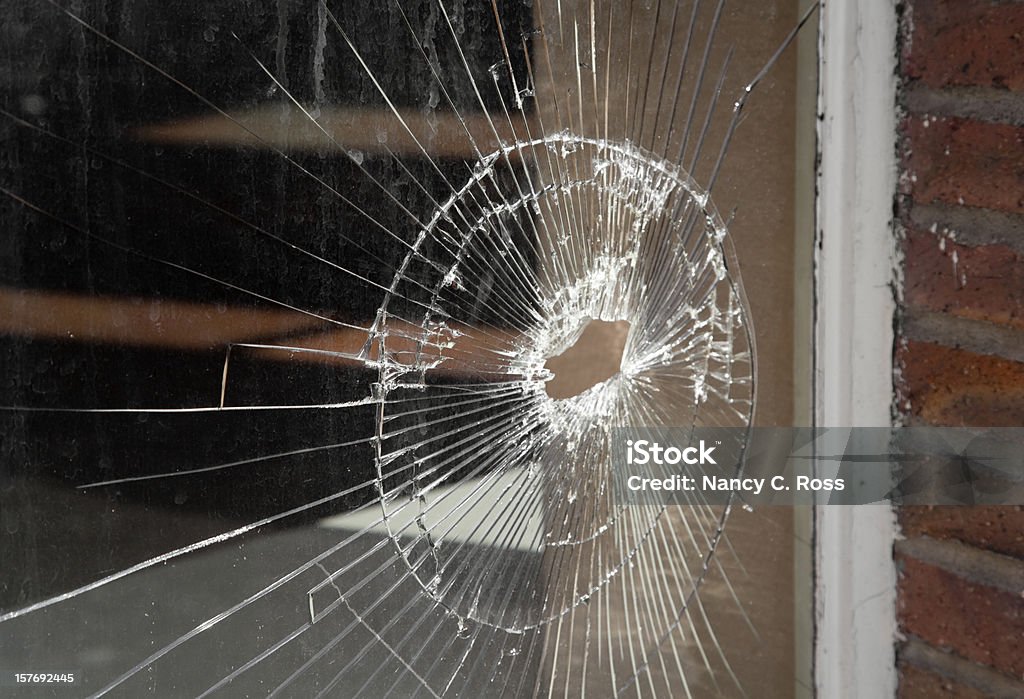 Vetro rotto In vetrina finestra, atti vandalici, danni, Buco di proiettile - Foto stock royalty-free di Vetro rotto