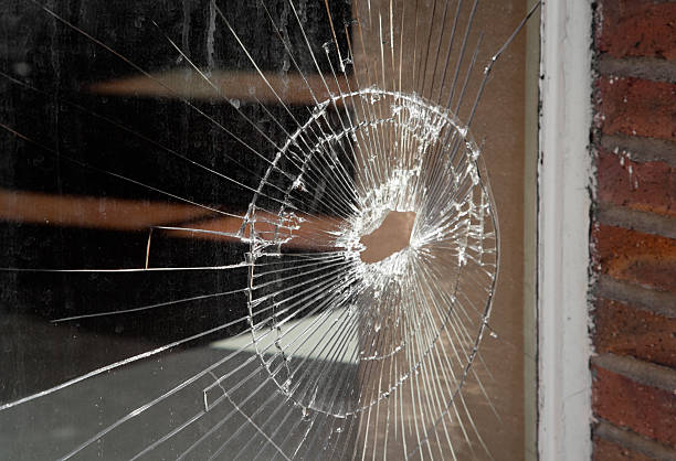 rozbite szkło w okno sklep, wandalizm dziura po pocisku, uszkodzeń - bullet hole glass cracked hole zdjęcia i obrazy z banku zdjęć