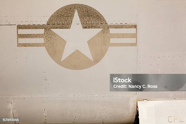 Desbotadonos Insígnia Da Força Aérea Lado De Avião A Jato - Fotografias de stock e mais imagens de Avião de Combate