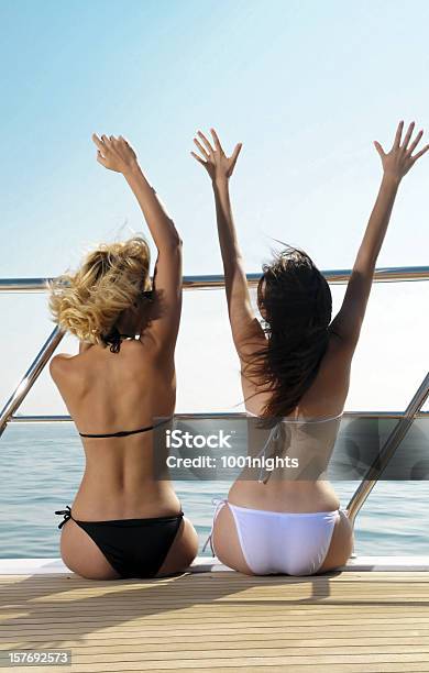 Mädchen Mit Bikini Auf Der Yacht Stockfoto und mehr Bilder von 20-24 Jahre - 20-24 Jahre, Arme hoch, Badebekleidung
