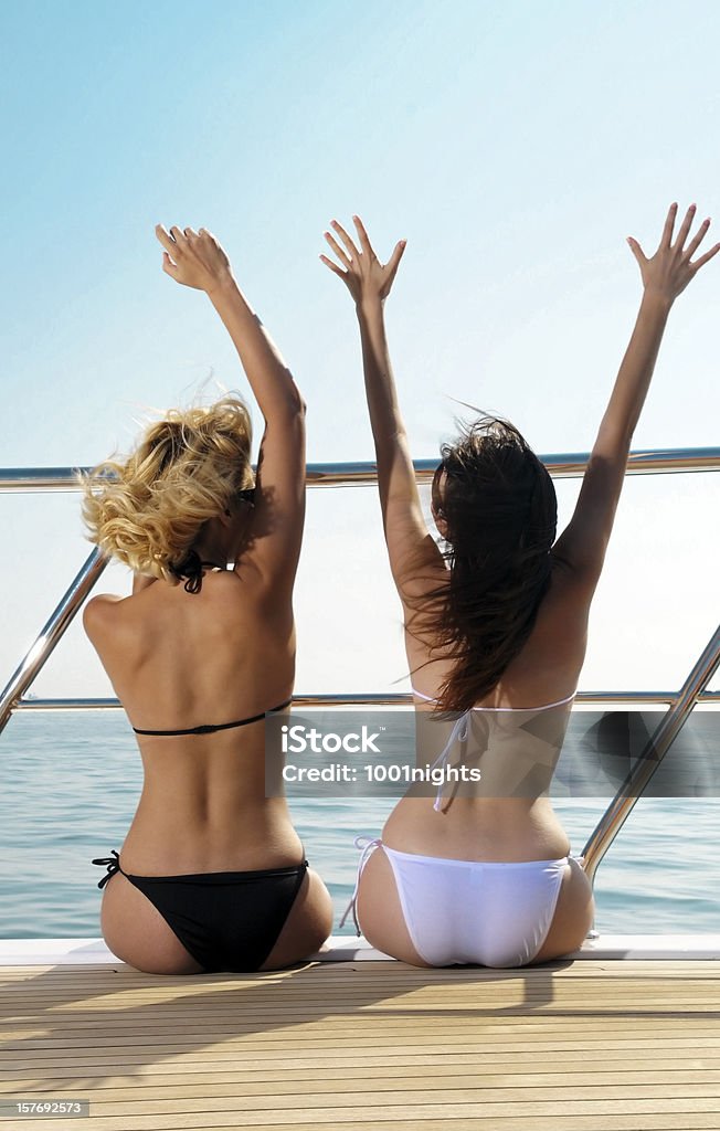 Chicas en bikini en el yacht - Foto de stock de 20 a 29 años libre de derechos