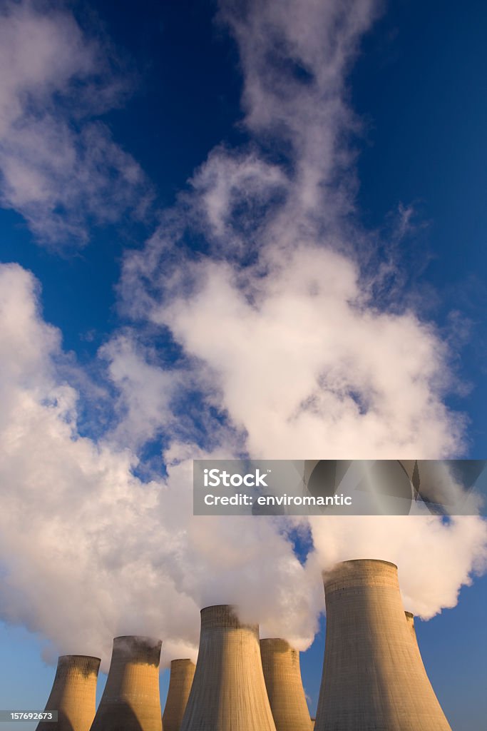 Torres de resfriamento de uma estação elétrica a carvão alimentada. - Foto de stock de Azul royalty-free