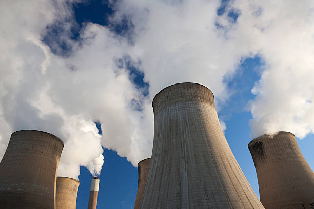 torri di raffreddamento di una centrale elettrica a carbone alimentata. - power station factory industry pollution foto e immagini stock