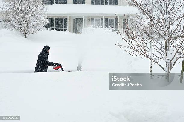 Schneesturm Schnee Mann Mit Schneepflug Stockfoto und mehr Bilder von Schneepflug - Werkzeug - Schneepflug - Werkzeug, Schneesturm, Tiefschnee