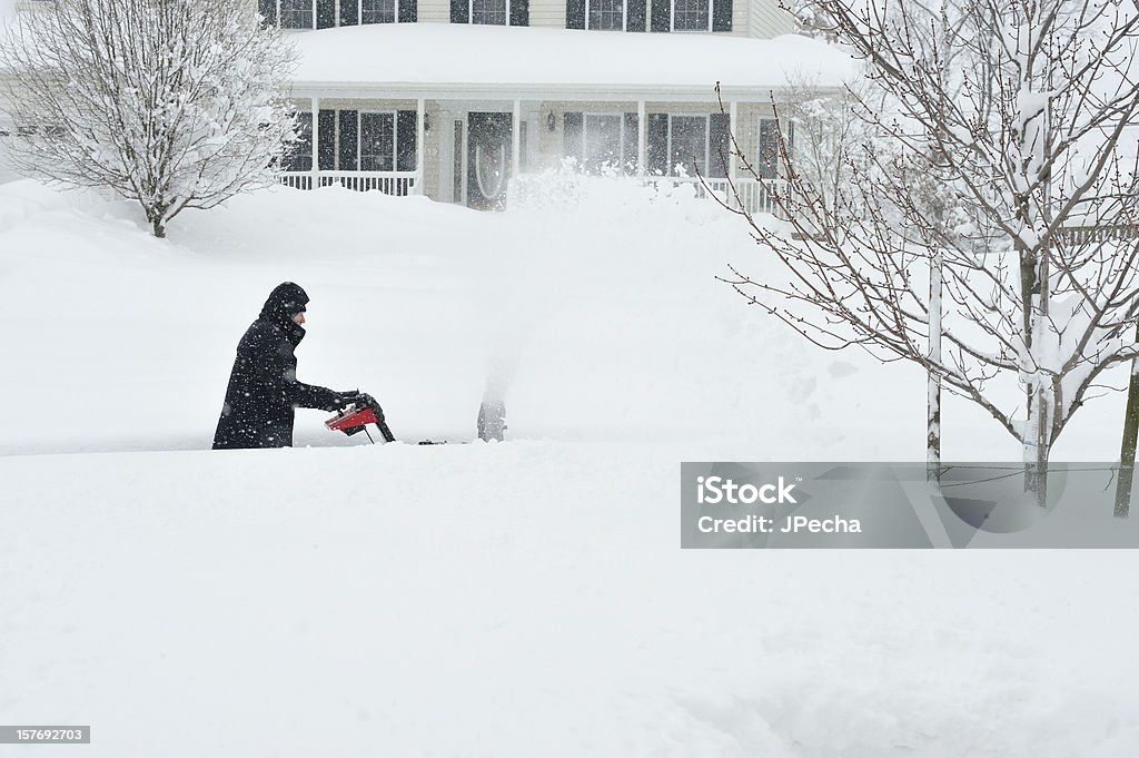 Tormenta di neve, uomo utilizzando Sgombraneve - Foto stock royalty-free di Sgombraneve