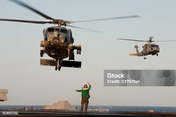 Foto de Navy Helicópteros Landing e mais fotos de stock de Porta-aviões - Porta-aviões, Marinha Americana, Tropas