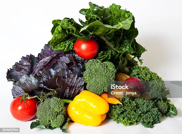 Mezcla De Verduras Crudas Arreglo Foto de stock y más banco de imágenes de Col rizada - Col rizada, Fondo blanco, Vegetal