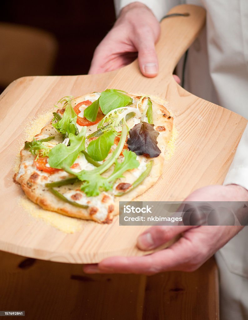 남자 제공량의 맛있는 채식요리 피자를 압살했다 패들 - 로열티 프리 건강한 생활방식 스톡 사진