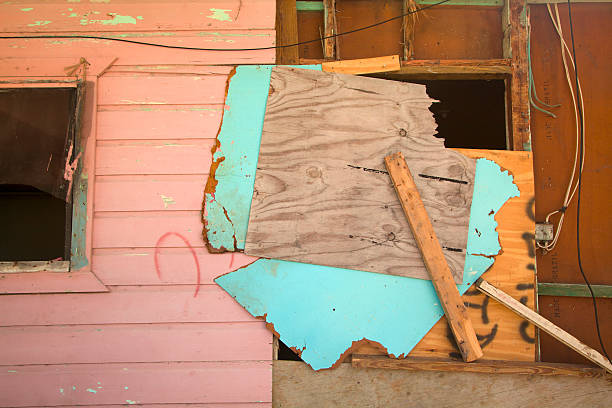 karibik hause zugenagelt nach dem wirbelsturm verursachten schäden zu reparieren - hurricane caribbean house storm stock-fotos und bilder
