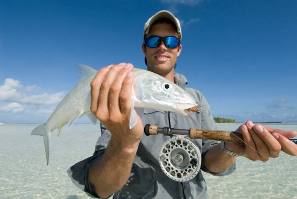 bonefish detenidos con flyrod - bonefish fotografías e imágenes de stock