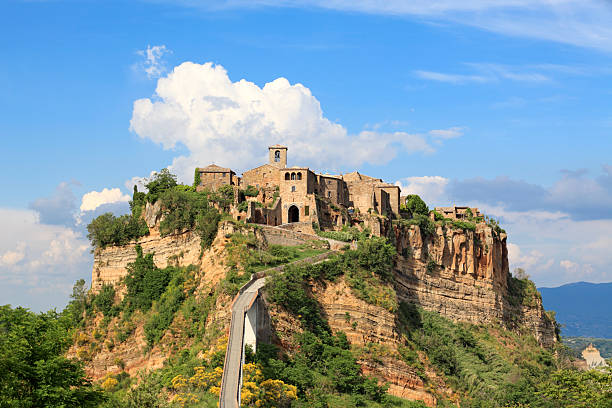 panorama de civita di bagnoregio, lazio italia - civita di bagnoregio fotografías e imágenes de stock