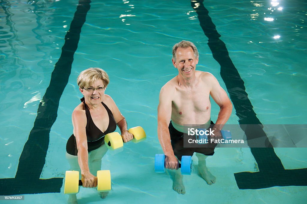 Anziani coppia acqua aerobica - Foto stock royalty-free di 60-69 anni