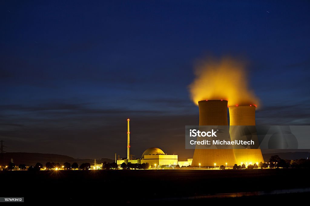 Centrale nucleare di fiume - Foto stock royalty-free di Notte