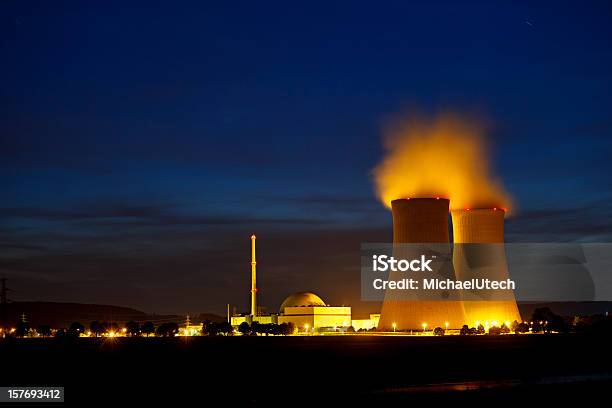 Centrale Nucleare Di Fiume - Fotografie stock e altre immagini di Notte - Notte, Reattore nucleare, Energia nucleare