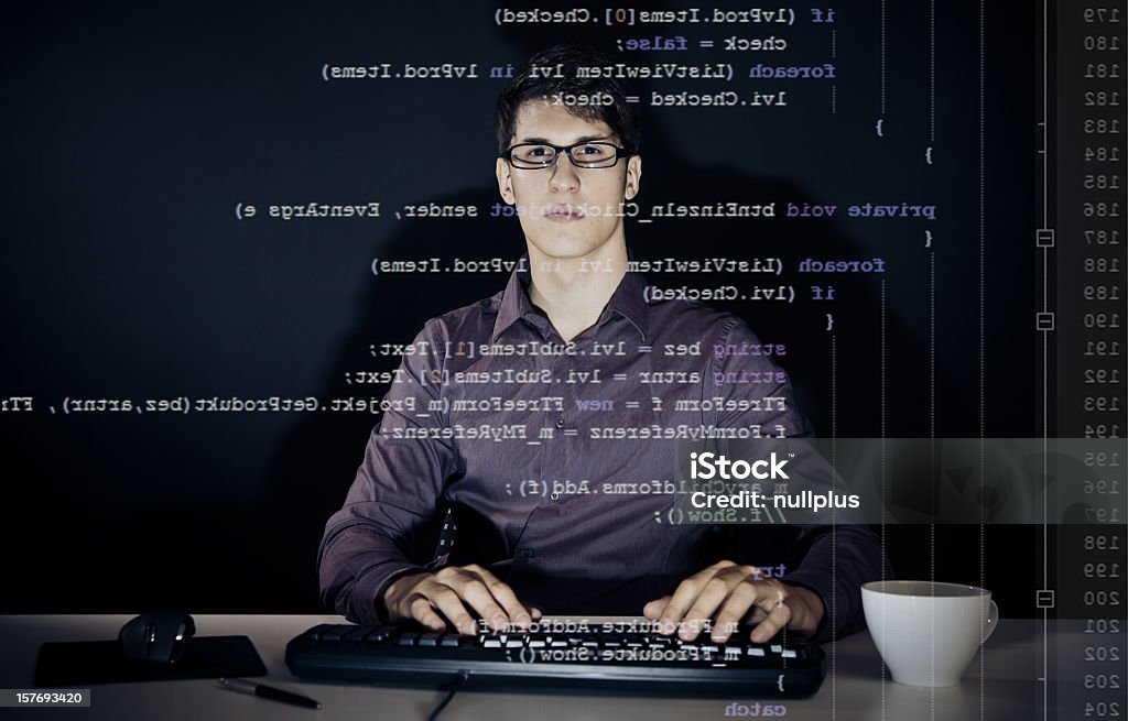 Giovane uomo scrivendo un c #programma - Foto stock royalty-free di Programmatore di computer