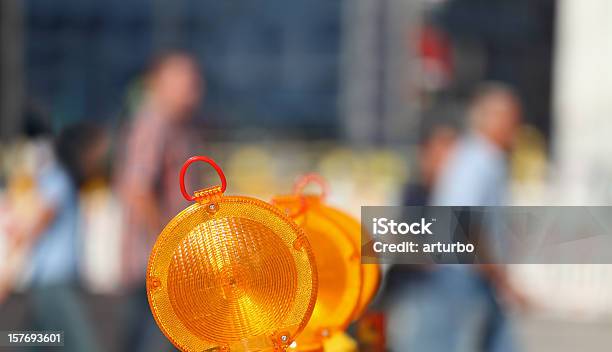 Tráfico Lámpara De Advertencia Foto de stock y más banco de imágenes de Aire libre - Aire libre, Amarillo - Color, Barrera de construcción