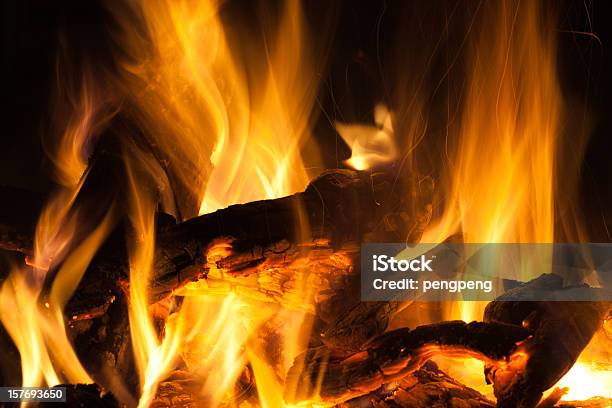 Die Flame Stockfoto und mehr Bilder von Kamin - Gebäudeteil - Kamin - Gebäudeteil, Holz, Naturwald