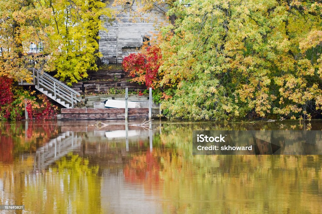 Покинутый дом и Осенний Foilage отражает в реке - Стоковые фото Без людей роялти-фри