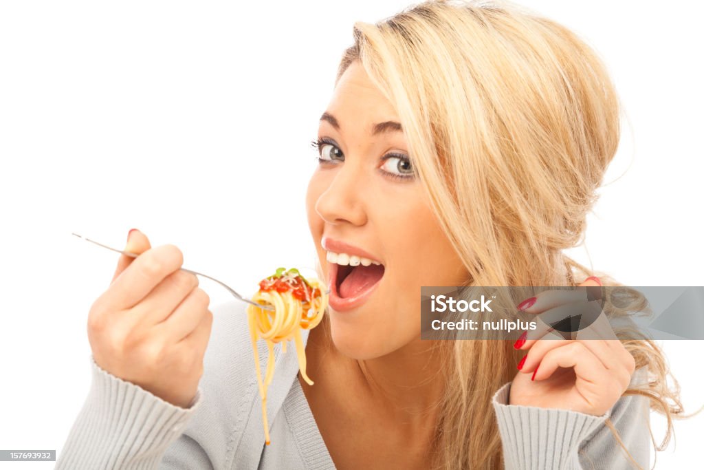 Giovane donna avendo spaghetti - Foto stock royalty-free di Donne