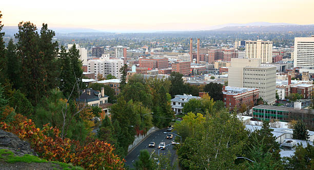 la noche de la ciudad de spokane, en el otoño - spokane fotografías e imágenes de stock