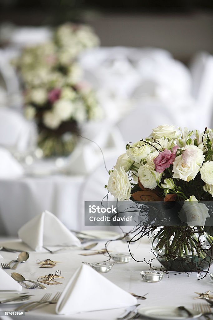 花のテーブルの装飾 - ウェディングパーティーのロイヤリティフリーストックフォト