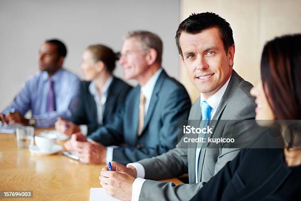 행복함 중간 노인 그의 팀 회의 5명에 대한 스톡 사진 및 기타 이미지 - 5명, 갈색 머리, 관리자