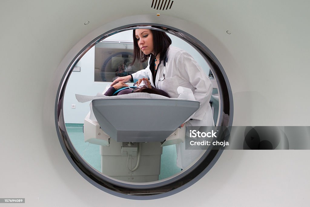 Joven médico y paciente en escáner tc - Foto de stock de Artículo médico libre de derechos