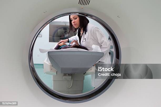 若い医者と患者cat スキャン装置 - CTのストックフォトや画像を多数ご用意 - CT, CTスキャナー, MRI検査