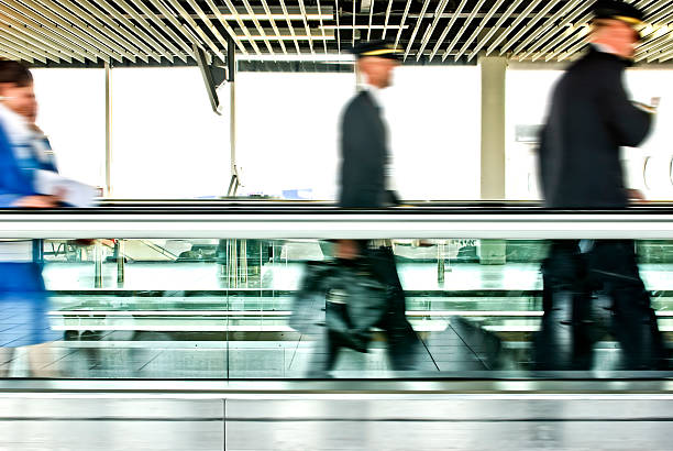 personal de compañía - moving walkway fotografías e imágenes de stock