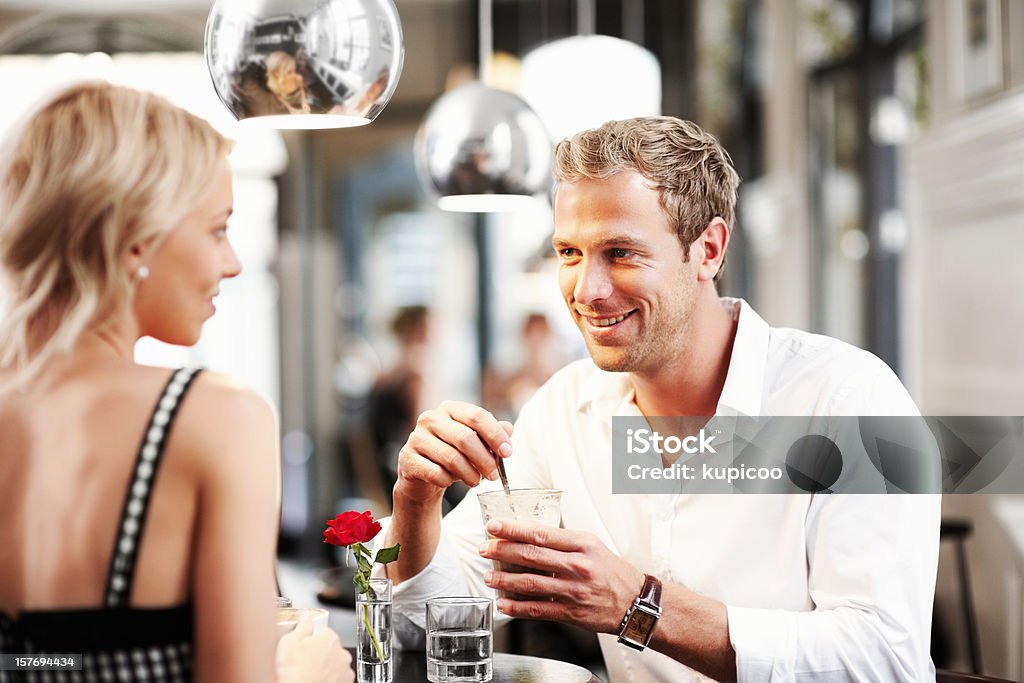 若い男性目のコーヒーと一緒に座る女性 - 情熱のロイヤリティフリーストックフォト