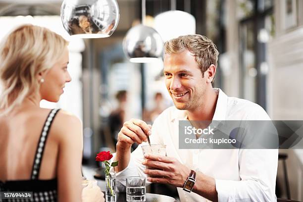 Jovem Homem Mexer Café Enquanto Está Sentado Com Uma Mulher - Fotografias de stock e mais imagens de Amor