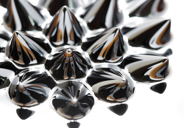 ferrofluid primer plano - ferrofluid fotografías e imágenes de stock